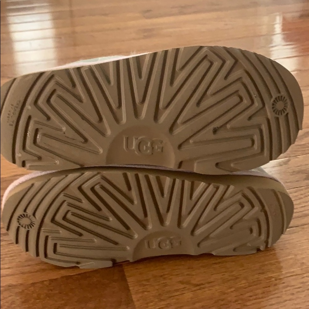 UGGS - Picture 4 of 4